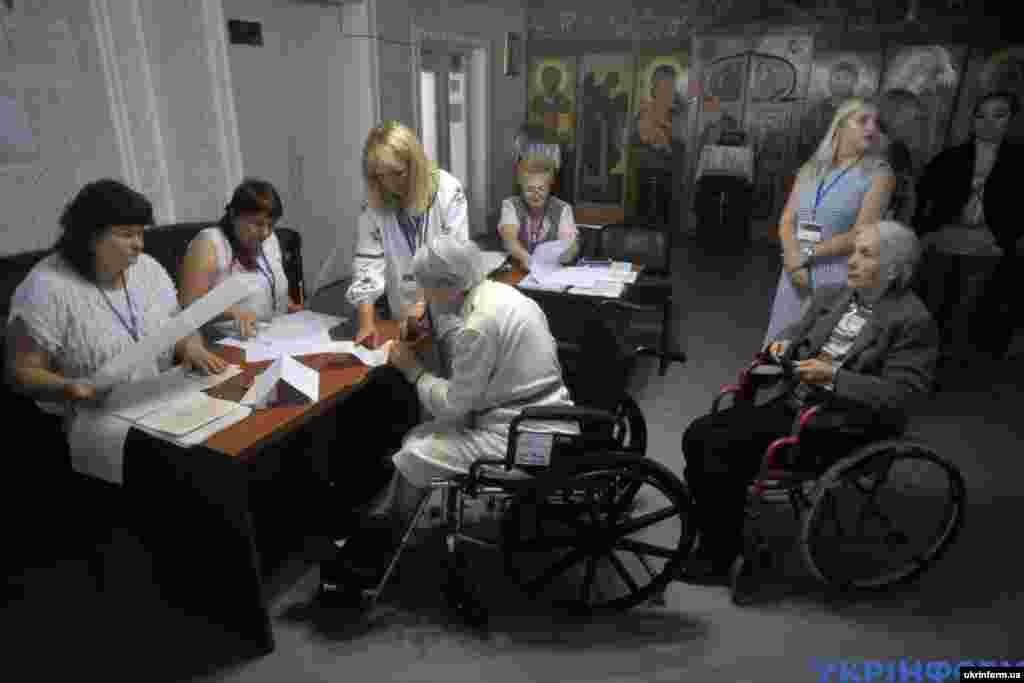 У Вінницькому обласному пансіоні для інвалідів та людей похилого віку теж голосують&nbsp;