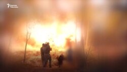 Донецк: "Азаттыктын" украин кабарчылары жүргөн жерде орус армиясынын снаряды жарылды 