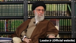 آیت‌الله خامنه‌ای در جریان سخنان تلویزیونی‌اش در مورد شیوع ویروس کرونا در ایران