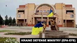 Українські прапори в центрі міста Балаклії на Харківщині, яке Збройні сили України звільнили від військ РФ, 10 вересня 2022 року