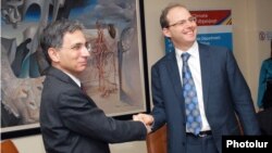 Министр экономики Армении Тигран Давтян (слева) и региональный директор IFC по Кавказу Томас Любек в ходе церемонии подписания соглашения о сотрудничестве, Ереван, 8 февраля 2012 г.  