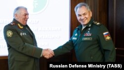 Мираб Кишмария (слева) и Сергей Шойгу. Москва, 23 августа 2019 г.