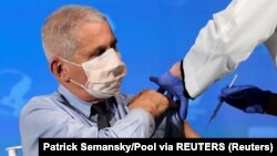 ԱՄՆ գլխավոր վարակաբան Էնթոնի Ֆաուչին պատվաստվում է կորոնավիրուսի դեմ, դեկտեմբեր, 2020թ.