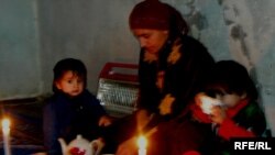 Расмийлар¸ Ўзбекистон вилоятларида кунига 14 соатдан чироқ ўчаётганини авария ҳолатларига йўл қўймаслик мақсадида амалга оширилаётган тадбир сифатида изоҳламоқдалар.