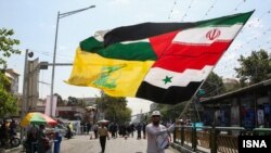 بر افراشتن بیرقی مرک از پرچم‌های ایران، فلسطین، سوریه و حزب‌الله در مراسم روز قدس در تهران در سال ۹۵