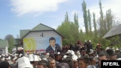 Депутат Санжар Кадыралиевдин сөөгү  анын туулган жерине Өзгөндүн Кызыл-Сеңир айылына коюлду