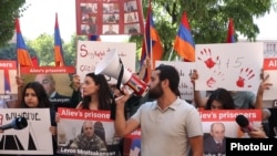 Armenia - Young activists of the opposition Dashnaktsutyun party protest against Turkish-Armenian talks in Yerevan, September 12, 2025.
