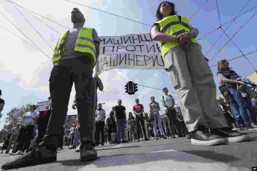 دانشجویان صرب در بلگراد برای گرامیداشت یاد ۱۶ قربانی‌ای که پس از سقوط سایبان بتنی راه آهن در ماه نوامبر کشته شدند در سکوت ایستاده‌اند. دانشجویان خواستار برگزاری انتخابات زودرس پس از ماه‌ها تظاهرات ضد فساد در بلگراد شده‌اند