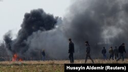 Түркиядан Грекияга өтүүгө умтулган мигранттардын жолун грек полициясы тосуп жатат. 4-март, 2020-жыл.