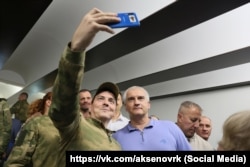 Російський глава Криму Сергій Аксьонов з військовими РФ, 4 вересня 2024 року