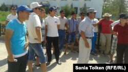 «BA Global Logistics» компаниясы жұмысшылары  еңбекақы алмағанын айтып, аудандық әкімдікке келіп тұр. Шетпе ауылы, Маңғыстау облысы. 11 тамыз 2014 жыл.