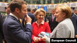 فون در لاین، رئیس کمیسیون اتحادیه اروپا (وسط)، در کنار آنگلا مرکل (صدر اعظم آلمان) و امانوئل مکرون (رئیس‌جمهور فرانسه)