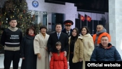 Президенттин милдетин аткарып жаткан парламент төрагасы Талант Мамытов менен бирге куттуктоо айткан кыргызстандыктар. 