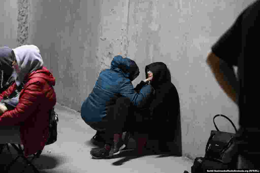 Кіяўляне ў сховішчы падчас налёту.