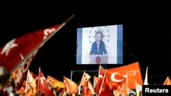 رجب طیب اردوغان در سخنرانی کوتاهش گفت که «امیدوارم هیچ کسی درباره نتایج انتخابات تشکیک نکند».