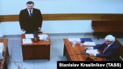 Віктор Янукович (л) свідчить у справі екс-«беркутівців», 15 грудня 2016 року, скриншот із відеотрансляції з Москви