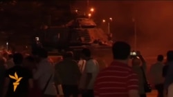 Полиция кулга алган хәрбиләр һәм Анкарадагы танк