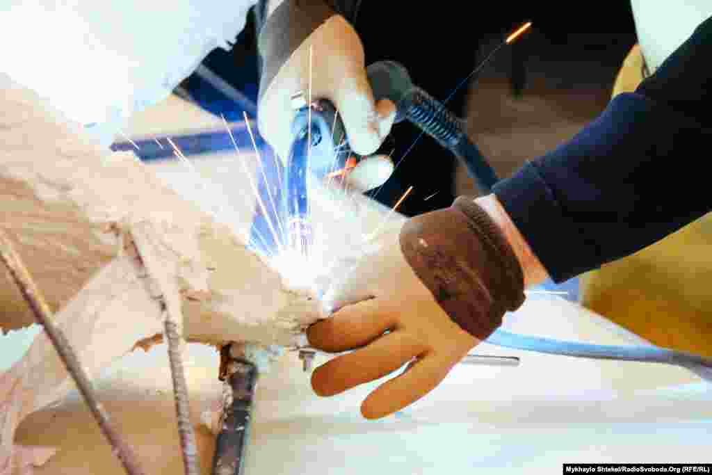 Використовується аргонова сварка. В майбутньому монети будуть тьмяніти і скульптура буде тьмянішою, аніж копійки в той момент, коли їх приварювали