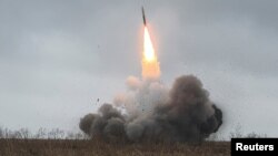 Українські військові ведуть вогонь із HIMARS, Донеччина, жовтень 2025 року
