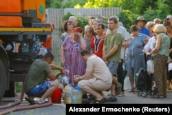 Місцеві в черзі за водою в окупованому Донецьку, 29 липня 2025 року