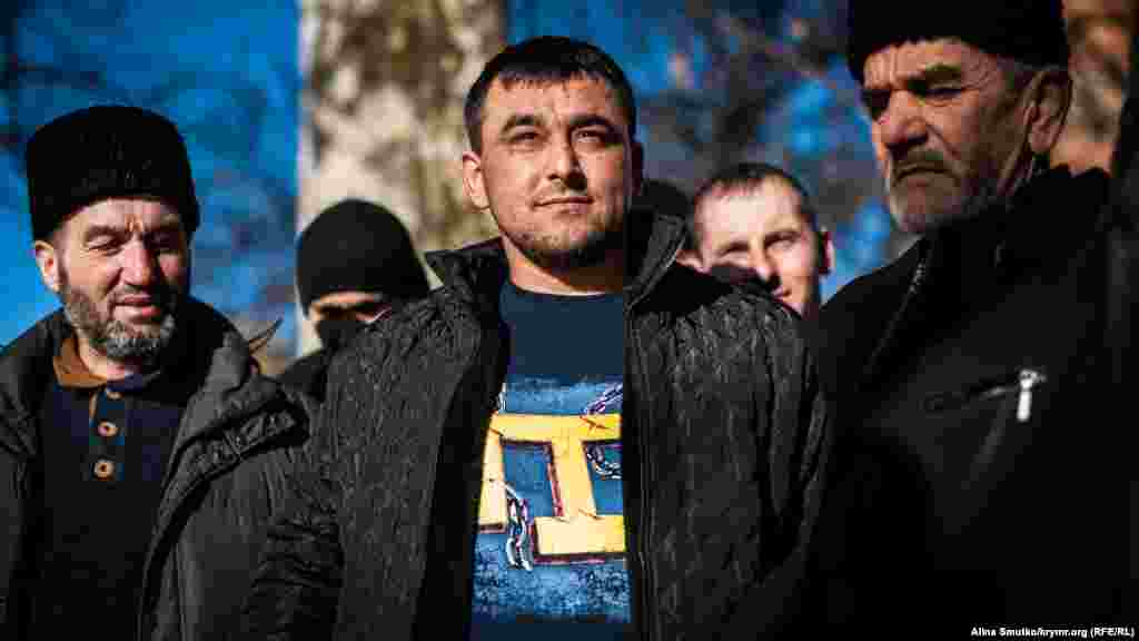 Rusiye Tahqiqat komiteti İsmail Ramazanovnı Zello internet ratsiyası vastasınen ekstremizm propagandasında qabaatladı. O, 2018 senesi yanvarniñ 23-nde evinde keçirilgen tintüvden soñ tutuldı. Qırımlı yarım yıl SİZOda tutuldı.&nbsp; 2019 senesi yanvar ayında Qırımda Tahqiqat komiteti ekstremizmde qabaatlanğan qırımlı İsmail Ramazanovnıñ cinaiy davasını toqtattı. O sene fevral ayında Ramazanov Rusiyeniñ &laquo;ekstremistler cedvelinden&raquo; de çıqarıldı 