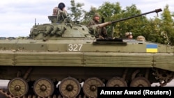 Українські військовослужбовці на бронетранспортері неподалік міста Бахмута, що на Донеччині, 7 вересня 2022 року