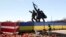 Помнік савецкім салдатам у сталіцы Латвіі. Рыга, 9 траўня 2022 году.
Парк, дзе знаходзіцца помнік, сёлета быў упрыгожаны сцягамі Латвіі і Ўкраіны і каля яго арганізавана выстава «Слава Ўкраіне»
