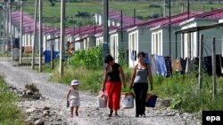 Все послевоенные годы жителям Ленингорского района удавалось жить на два государства: многим выделили коттеджи для беженцев в грузинском селе Церовани, они до сих пор получают там социальные пособия и даже вторую заработную плату за работу в «Ахалгорском районе»