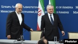 Министр иностранных дел Ирана Мохаммад Зариф и министр иностранных дел Эдвард Налбандян на совместной пресс-конференции в Ереване, 28 ноября 2017 г.
