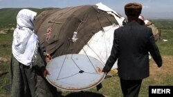 عشایر ایرانی در حال نصب بشقاب ماهواره بر روی چادر خود.