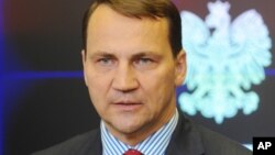 Дії Росії, каже Сікорський, мобілізують Захід, а не роз’єднують його