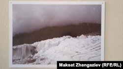 Швейцариядагы брезент менен корголгон Рона мөңгүсү.