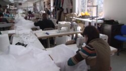 Коронавірус: у Львові шиють медичні костюми замість жіночого одягу – відео