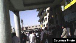 صدها کارگر معترض کارخانه لاستیک البرز در محوطه وزارت کار و امور اجتماعی در تهران تجمع کردند.