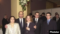 Экс-президент Армении Роберт Кочарян с супругой и детьми