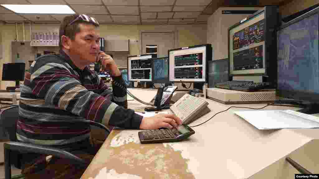 Кумтөрдүн алтын иштеп чыккан фабрикасында пультту башкарып отурган адам. &nbsp;Автору Алмазбек Качиев.