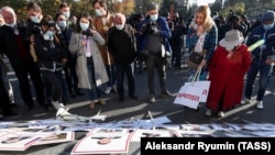 Митинг-протест против карабахских соглашений в Ереване, плакаты с надписью "Предатели". 12 ноября 2020