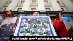 Ukrayina Prezidentiniñ Ofisi yanında esir alınğan ve ğayıp olğan arbiy ve vatandaşlarnıñ qorantalarınıñ aktsiyası. Kıyiv, 2020 senesi oktâbrniñ 15-i