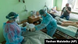 Україна є однією з останніх в регіоні країн, яка розпочинає щеплення свого населення. Після кількох затримок Україна нарешті отримала 500 000 доз вакцини AstraZeneca, що продається під назвою Covishield