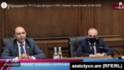 Руководитель фракции «Просвещенная Армения»  Эдмон Марукян и член фракции Тарон Симонян на пресс-конференции, Ереван, 24 июня 2020 г.