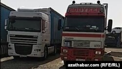 Türkmenistanyň territoriýasyndan tranzit geçip bilmeýän tajik ýük ulaglary. Arhiwden alnan surat
