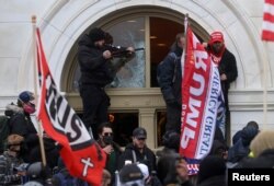 Капитолийдеги 6-январдагы тополоңдон бир көрүнүш.