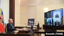 Президент Росси Владимир Путин обсуждает гуманитарную ситуацию в Нагорном Карабахе, Ново-Огарево, 13 ноября 2020 г.
