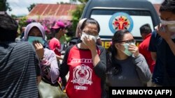 Родственники погибших пытаются опознать тела членов своих семей. Палу, Индонезия, 30 сентября 2018 года/