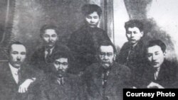 Алаш орда зиялылары -  бірінші қатарда солдан оңға қарай: Халел Ғаббасов, Міржақып Дулатов, Ахмет Байтұрсынов, Мұхтар Әуезов.  Екінші қатарда (солдан оңға): Жүсіпбек Аймауытов, Әлкей Марғұлан, Абдолла Байтасов.