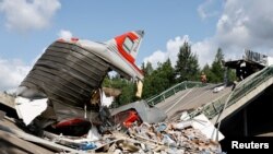 Брянскиде жүргүнчү поездге машина өтчү жолдогу көпүрө кулап, жети адам мерт болуп, 70тен ашык адам жараат алды. 