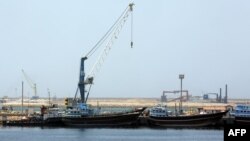 ایران و هند در سال ۲۰۰۳ برای گسترش بندر چابهار به توافق رسیدند اما با اعمال تحریم‌ها علیه تهران، این پروژه خیلی کند دنبال شد.