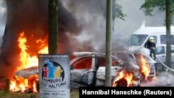 Пожежники гасять підпалені автомобілі в Гамбурзі, Німеччина, 7 липня 2017 року