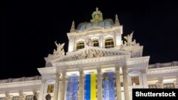 Будівля Національного музею Чехії із прапором України, Прага, травень 2023 року