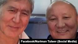 Сэлфи Наримана Тюлеева с Алмазбеком Атамбаевым на борту самолета. 22 октября 2018 года.